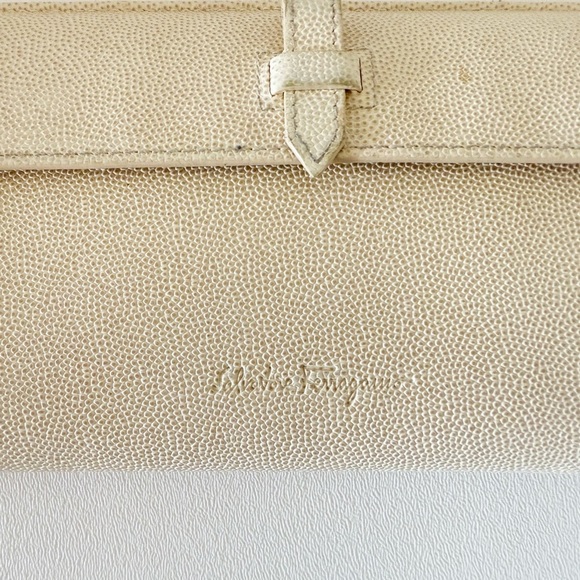 Salvatore Ferragamo Wallet Pebbled Leather Cream Casual Classic Chic Minimalist - Picture 3 of 12